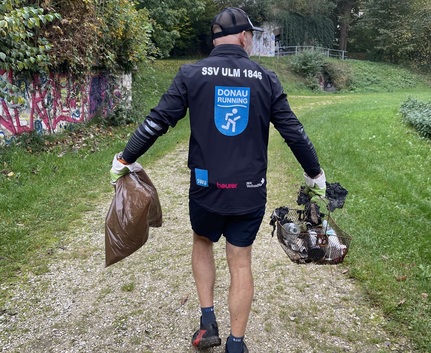 Teilnehmender mit Müllsack und Korb, Jacke SSV ULM 1846 DONAU RUNNING