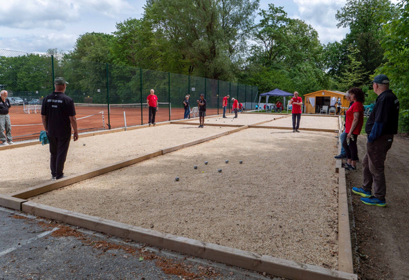 Personen spielen Boule auf geschotterten Bahnen Shirt mit SSV ULM 1846 sichtbar