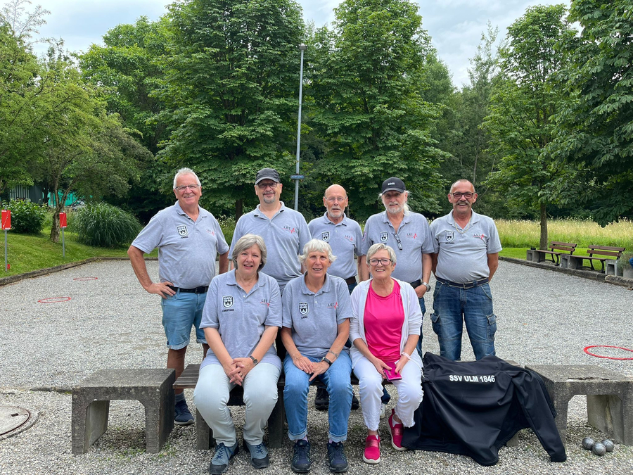 Acht Vereinsmitglieder in grauen Poloshirts auf Boule-Bahn mit Jacke SSV ULM 1846