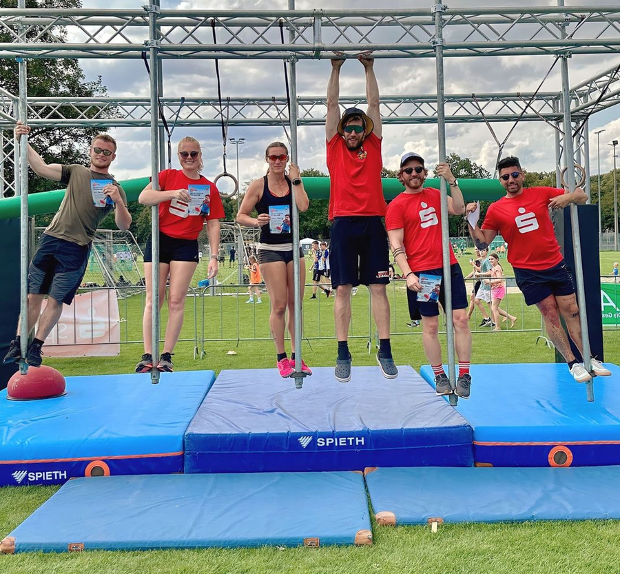 Ninja Warrior Wettkampf auf dem Schwörsporttag SSV Ulm 1846 e.V. Sechs Personen am Ninja-Warrior-Parcours, Matten mit Spieth