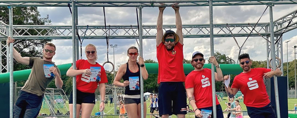Ninja Warrior Wettkampf auf dem Schwörsporttag SSV Ulm 1846 e.V. Sechs Personen am Ninja-Warrior-Parcours, Matten mit Spieth