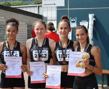 Vier jugendliche Leichtathletinnen mit Urkunde und Medaille