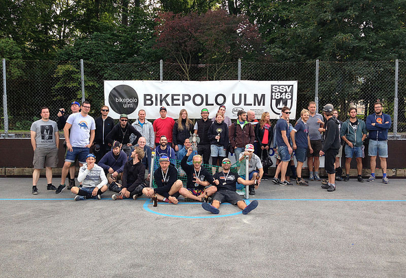 Gruppe von Menschen vor Banner mit Bikepolo Ulm
