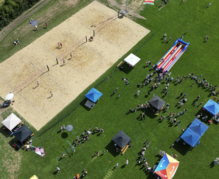 Gelände Schwörsporttag von oben Luftaufnahme von Sportfest mit Beachvolleyballfeldern und Aktionsständen