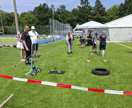 Boule-Spielende und Zuschauer beim SSV Schwörsporttag auf Rasen