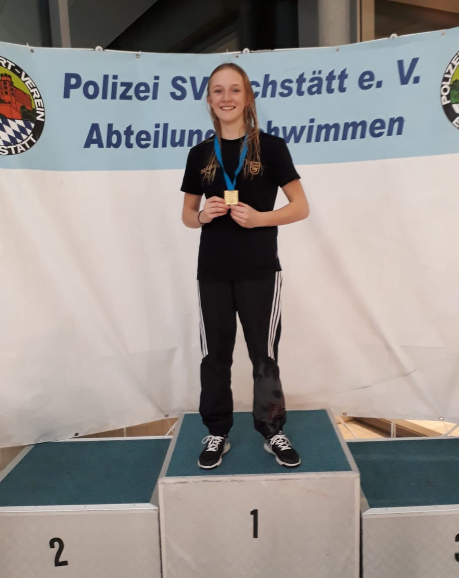 Schwimmerin Podest mit Medaille vor Polizei SV Eichstätt Abteilung Schwimmen