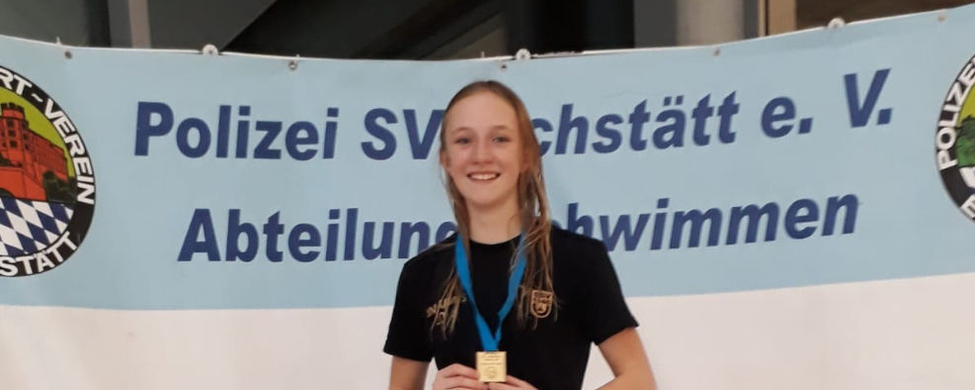 Schwimmerin Podest mit Medaille vor Polizei SV Eichstätt Abteilung Schwimmen