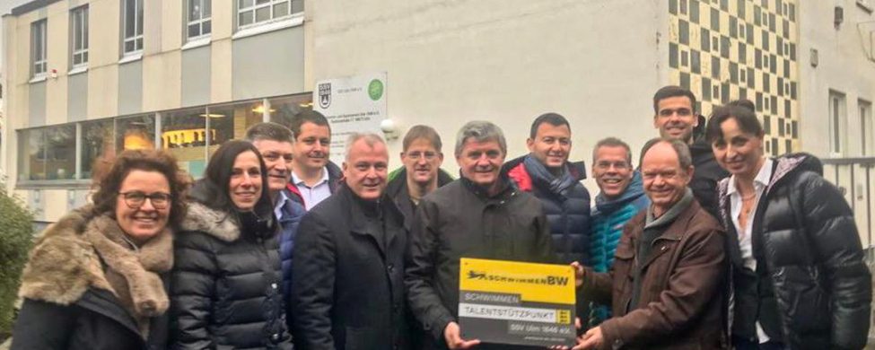 Gruppe hält Schild Talentstützpunkt vor SSV 1846 Gebäude