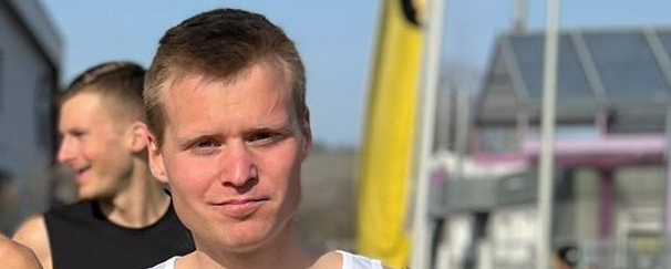 Männlicher Läufer in weißem Trikot mit SSV 1846 beim Crosslauf