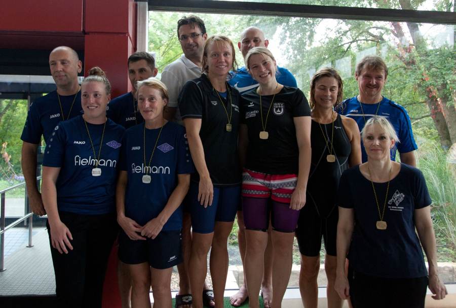 Gruppe von Schwimmerinnen und Schwimmern mit Medaillen