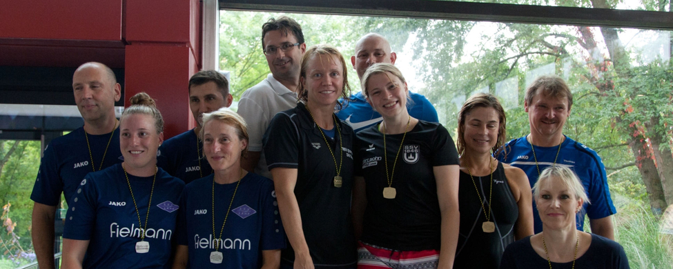 Gruppe von Schwimmerinnen und Schwimmern mit Medaillen