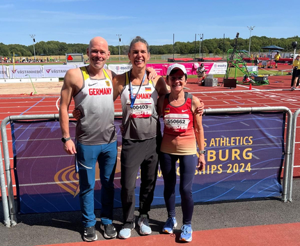 Drei deutsche Masters-Leichtathlet*innen in Nationaltrikots bei WM in Göteborg