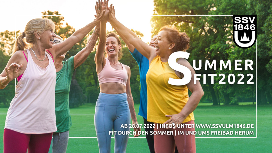 Lachende Gruppe Erwachsener beim Highfive im Park vor Schriftzug SUMMERFIT2022