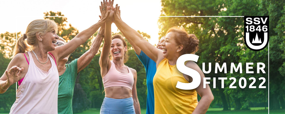 Lachende Gruppe Erwachsener beim Highfive im Park vor Schriftzug SUMMERFIT2022