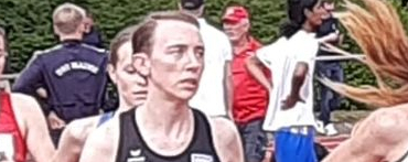 Läuferinnen im Feld auf roter Leichtathletikbahn beim Wettkampf