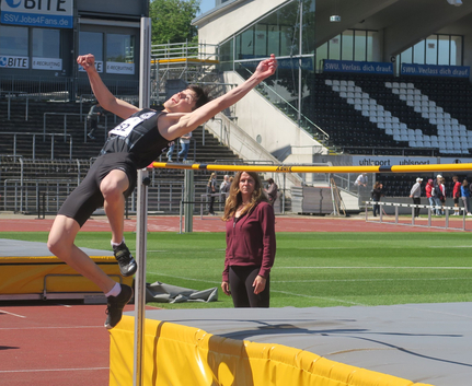 Hochspringer mit Startnummer 52 beim Überspringen der Latte beim Leichtathletik-Wettkampf