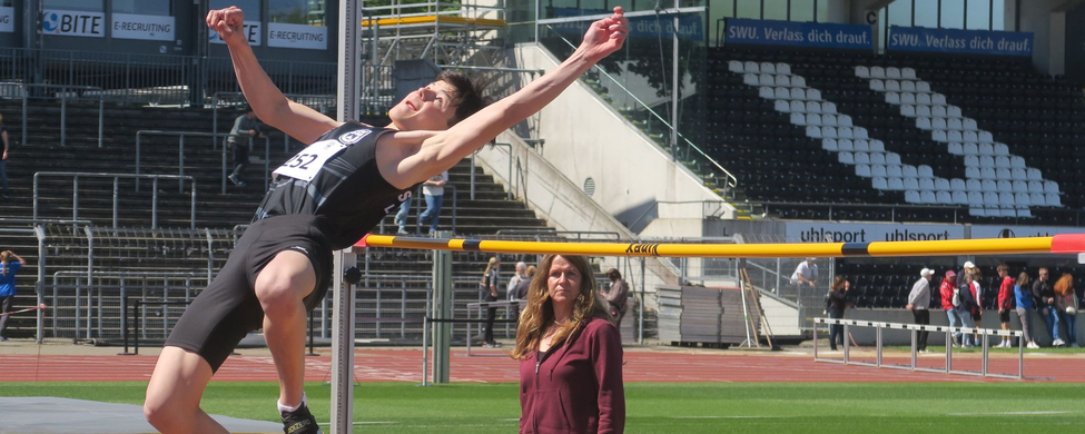 Hochspringer mit Startnummer 52 beim Überspringen der Latte beim Leichtathletik-Wettkampf