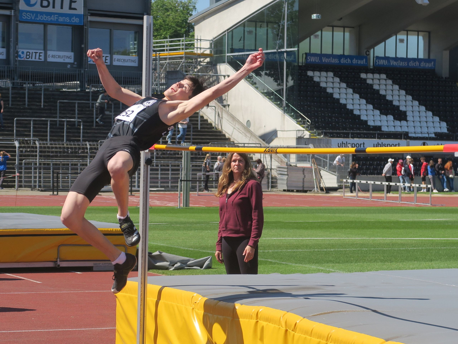 Hochspringer mit Startnummer 52 beim Überspringen der Latte beim Leichtathletik-Wettkampf