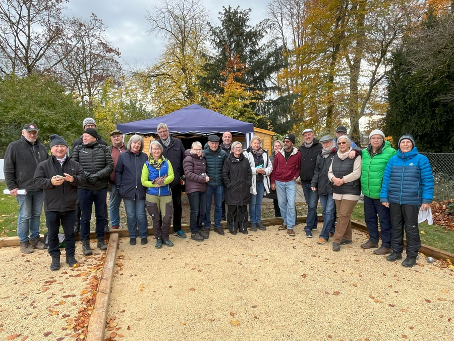 Gruppe von etwa 22 Personen auf Bouleplatz vor Pavillon