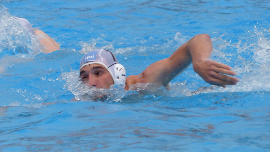 Wasserballspieler mit SWU-Kappe beim Schwimmzug durchs Wasser