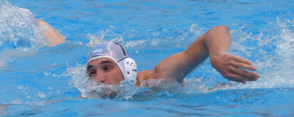 Wasserballspieler mit SWU-Kappe beim Schwimmzug durchs Wasser
