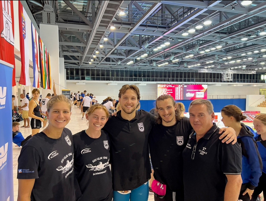 Fünf Teammitglieder des SSV Ulm 1846 am Beckenrand bei den FINALS Berlin