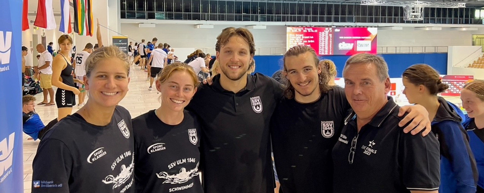 Fünf Teammitglieder des SSV Ulm 1846 am Beckenrand bei den FINALS Berlin