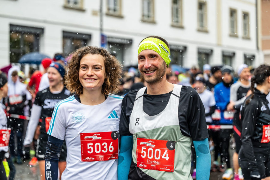 Alina und Thorben Dietz Zwei Teilnehmende mit Startnummern 5036 und 5004 im Schneeregen
