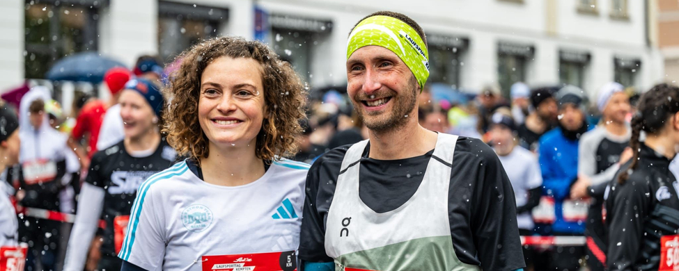 Alina und Thorben Dietz Zwei Teilnehmende mit Startnummern 5036 und 5004 im Schneeregen