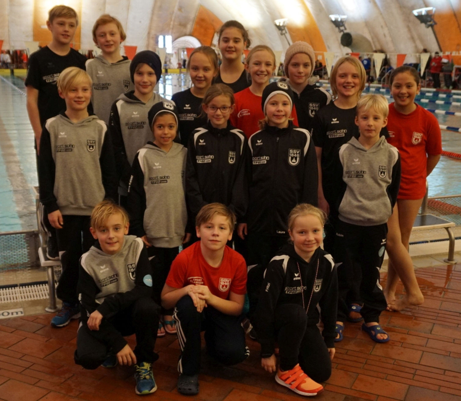Jugendliche Schwimmerinnen und Schwimmer des SSV Ulm am Beckenrand