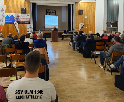 Jahreshauptversammlung in Halle mit Redner Publikum und SSV Ulm 1846 Leichtathletik