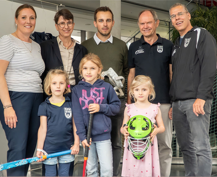 100 Jahre Hockey SSV Ulm 1846 e.V. - Ausstellung eröffnet Gruppenbild Kinder und Erwachsene mit Hockeyschlägern Mädchen trägt Just do it