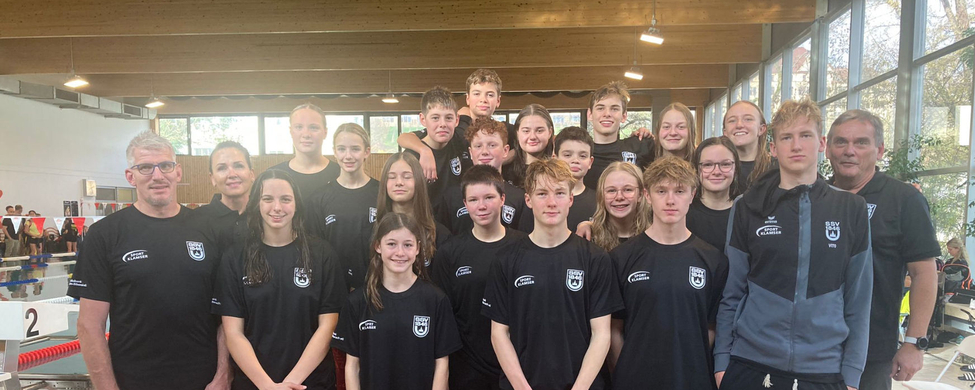 SSV Ulm Schwimmteam mit Trainern am Hallenbad
