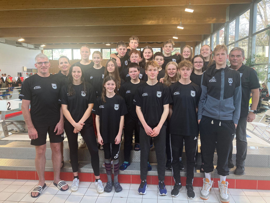 SSV Ulm Schwimmteam mit Trainern am Hallenbad