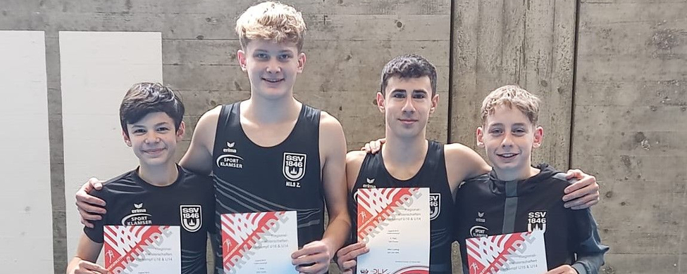 Vier jugendliche Leichtathleten in Vereinskleidung mit Urkunden