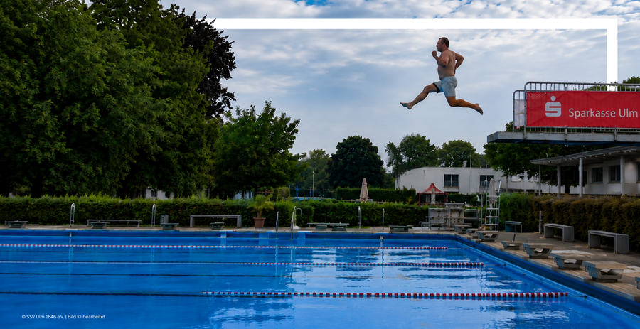 Mann springt vom 3-m-Sprungturm im SSV Ulm 1846 e.V. Freibad