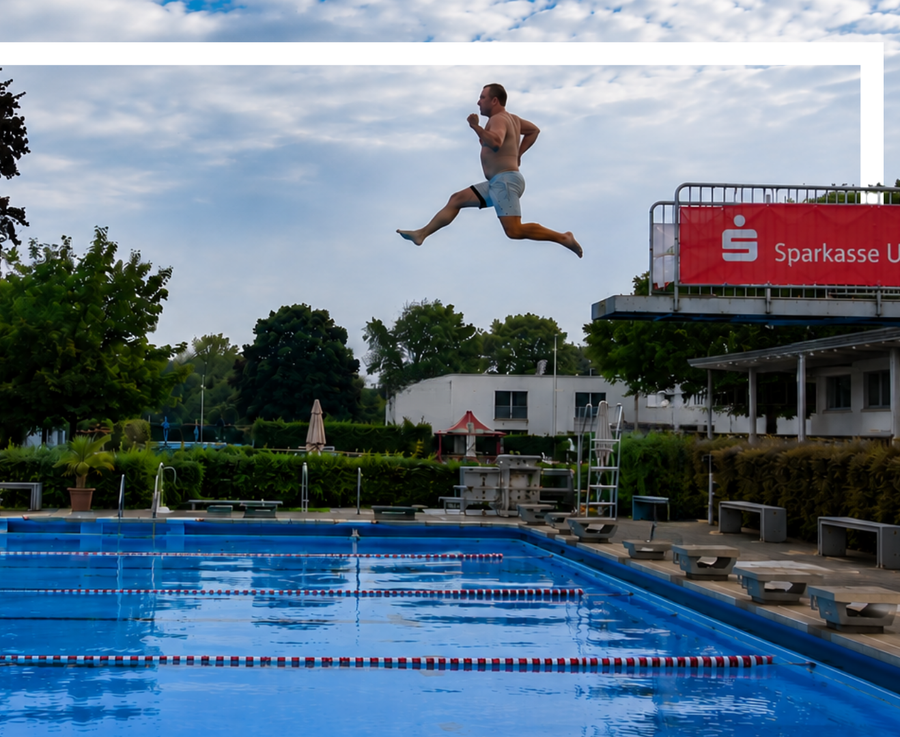 Mann springt vom 3-m-Sprungturm im SSV Ulm 1846 e.V. Freibad