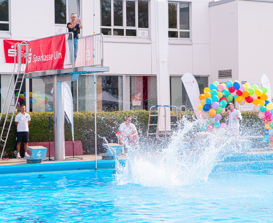 © Sparkasse Ulm: Der perfekte Splash beim 1. Ulmer Arschbomben-Contest powered by Sparkasse Ulm Ein Teilnehmer beim 1. Ulmer Arschbomben-Contest powered by Sparkasse Ulm springt vom 3-m-Turm und man sieht auf dem Bild den Moment, wo er ins Wasser eintaucht und seine Arschbombe eine ordentliche Wasserfontäne erzeugt.