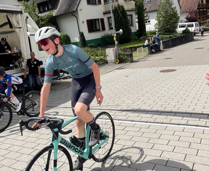 Jugendlicher Radfahrer in Vereinstrikot auf hellgrünem Bianchi Rennrad