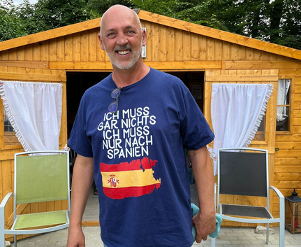 Lächelnder Mann Ich muss gar nichts ich muss nur nach Spanien