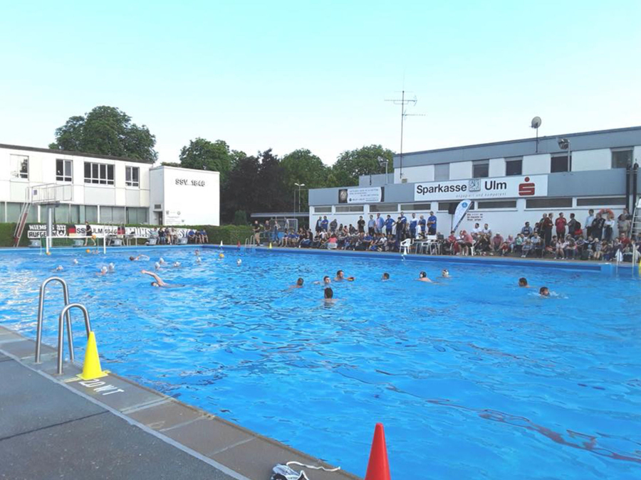 Wasserballspiel im Freibad vor Zuschauern Sparkasse Ulm