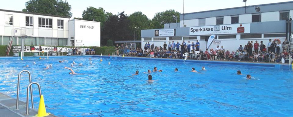 Wasserballspiel im Freibad vor Zuschauern Sparkasse Ulm