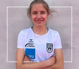 Lächelnde junge Athletin im SSV 1846 Trikot mit verschränkten Armen #roadtoulm