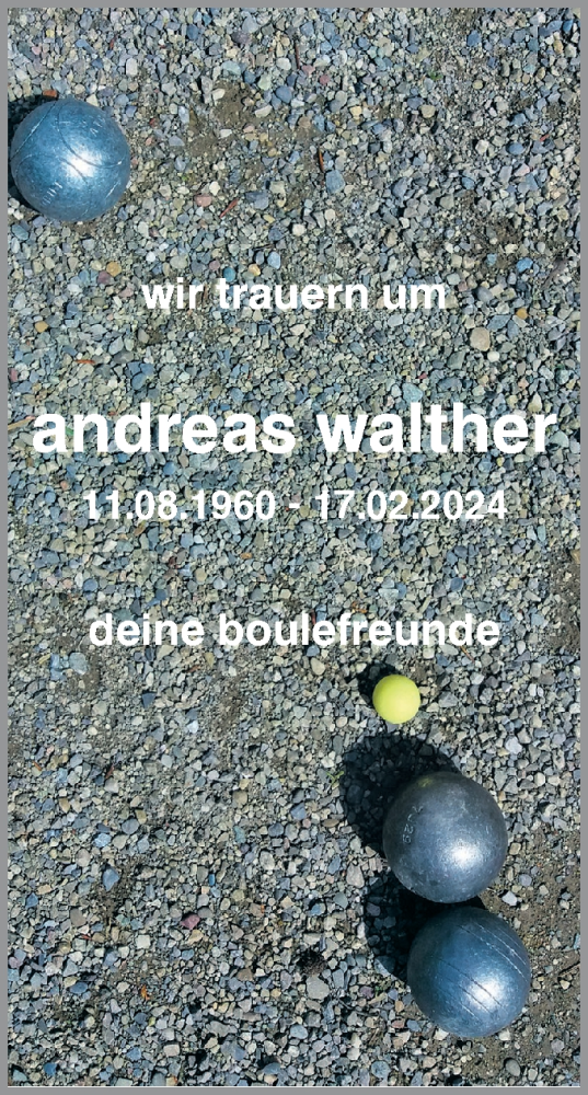 Kiesfläche mit drei Boulekugeln und Trauertext mit Namen und Daten