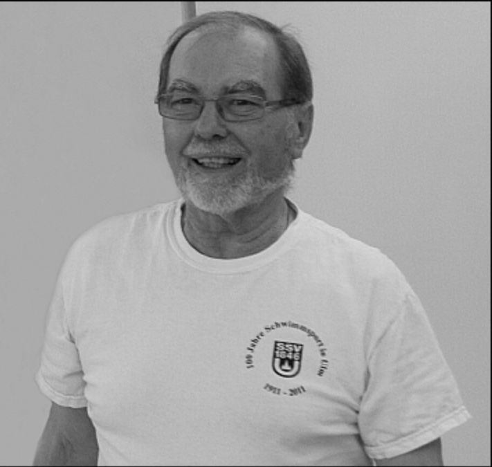 Lächelnder älterer Mann mit Brille und SSV 1846 T-Shirt